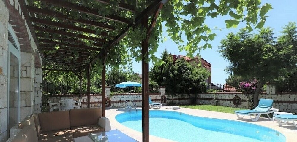 Фото Villa Th18 by JoyLettings