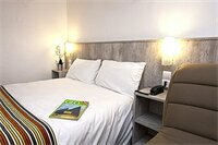 Brit Hotel Bosquet (Île-de-France, Seine-et-Marne, Isles-les-Meldeuses, Route de Mary, 8), hotel