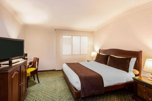 Гостиница Hotel Embassy Park