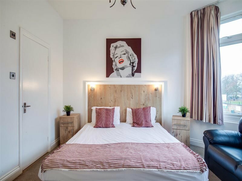 Фото Oyo TamTam Acton Hotel