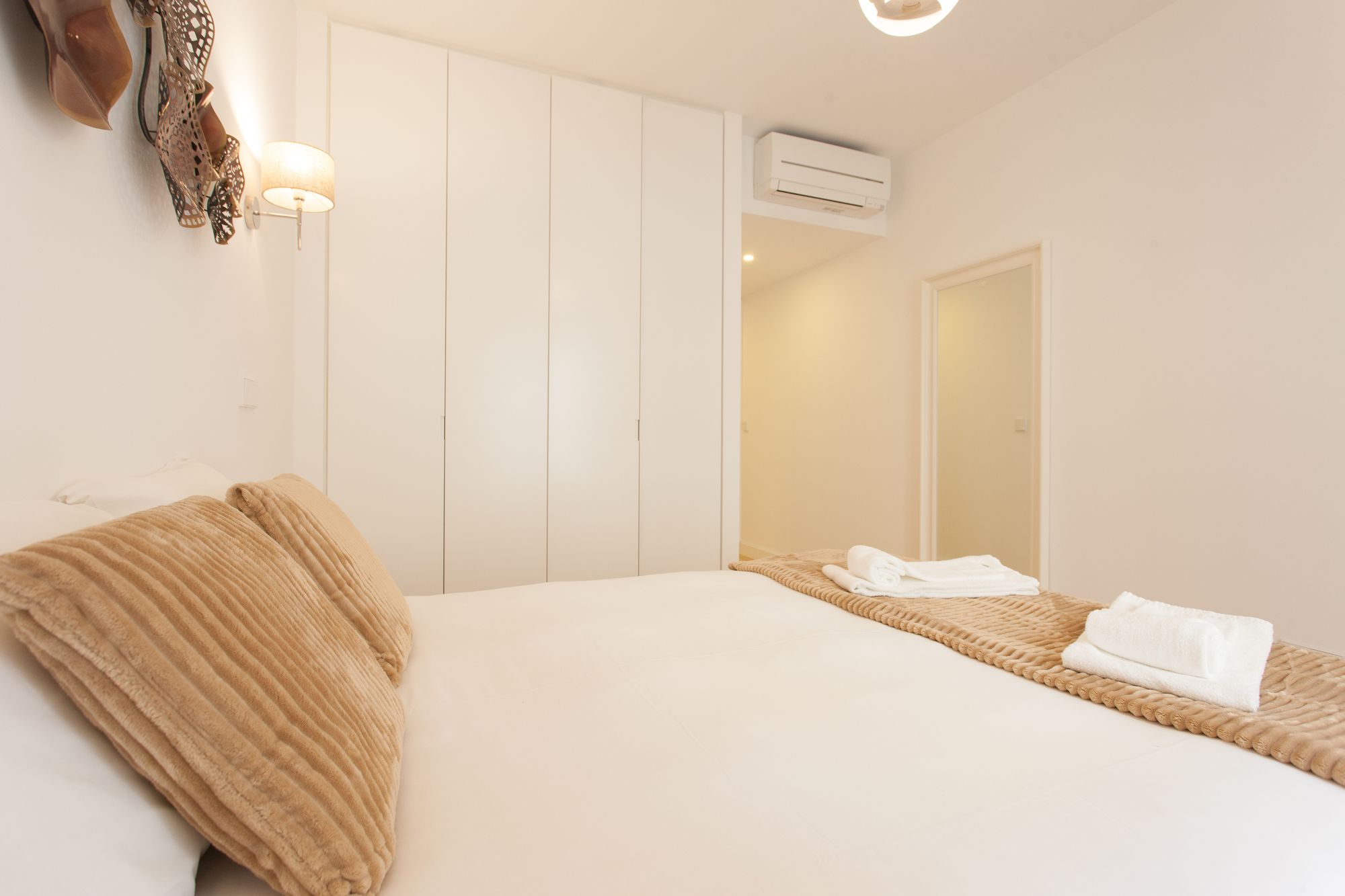 Фото Mouraria Blue Three-Bedroom Apartment w Parking - by Lu Holidays