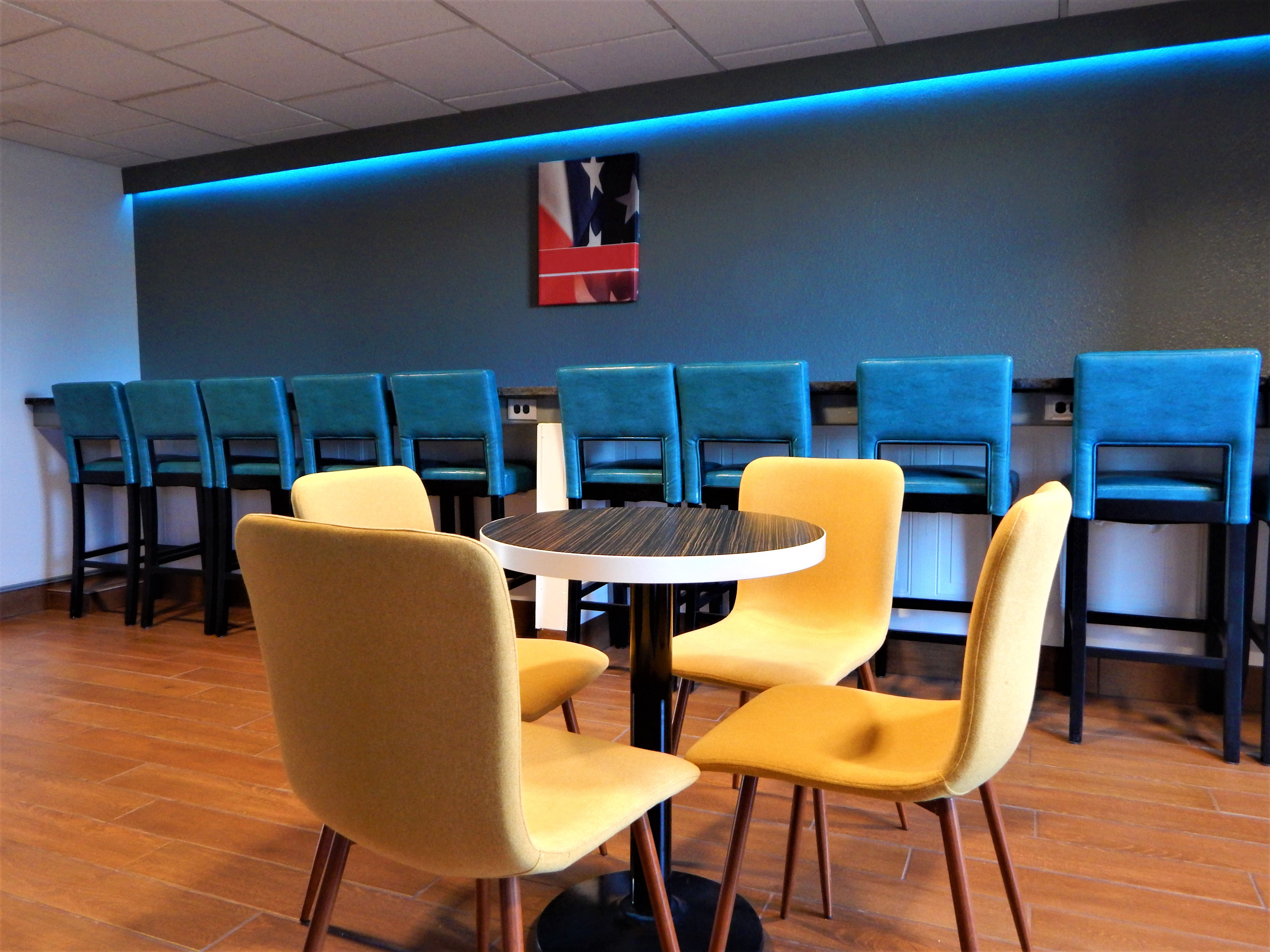 Фото Super 8 by Wyndham Ambassador Bridge Windsor On