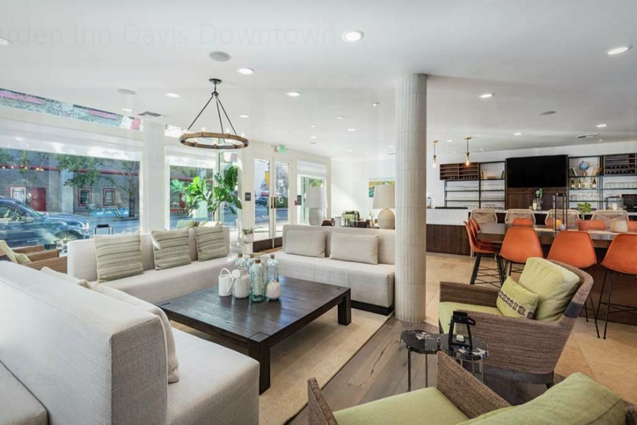 Фото Hilton Garden Inn Davis Downtown