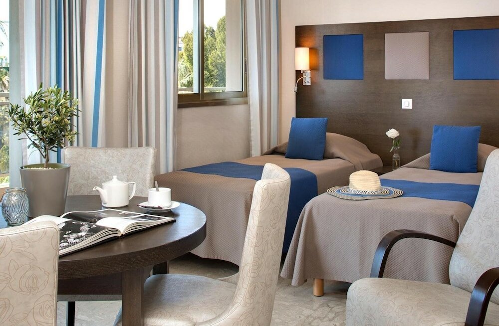 Фото The Originals Boutique, Hôtel Les Strélitzias, Antibes