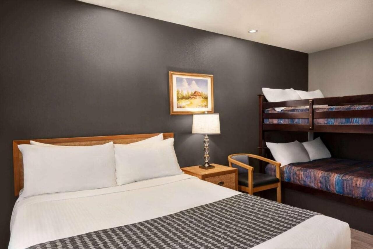 Фото Travelodge by Wyndham Brandon