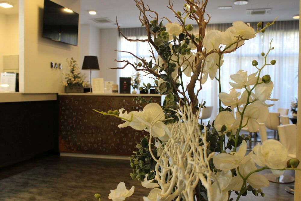 Фото IH Hotels Milano Lorenteggio