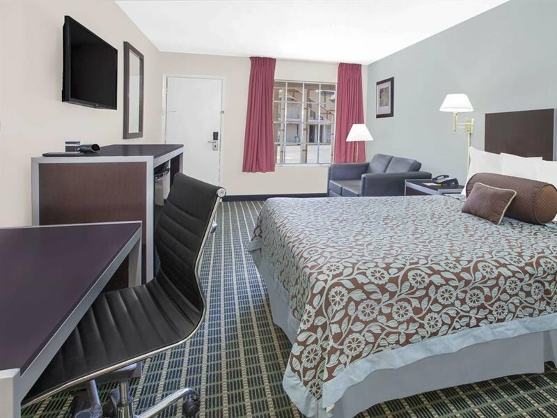 Фото Days Inn by Wyndham Market Center Dallas Love Field