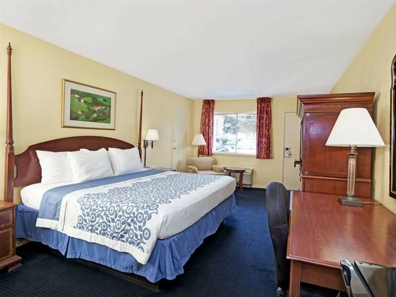 Фото Days Inn by Wyndham Newport News