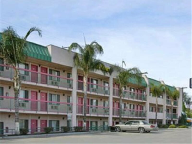 Фото Days Inn by Wyndham Ontario Airport