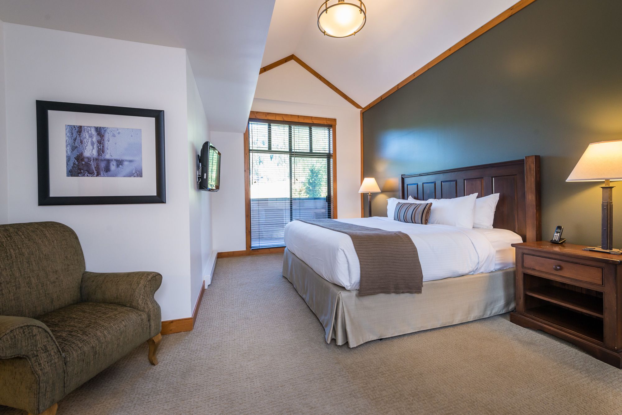 Фото First Tracks Lodge