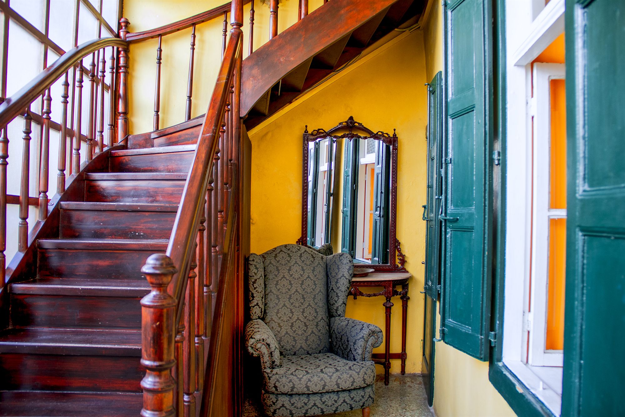 Фото Ilion Hotel Suites