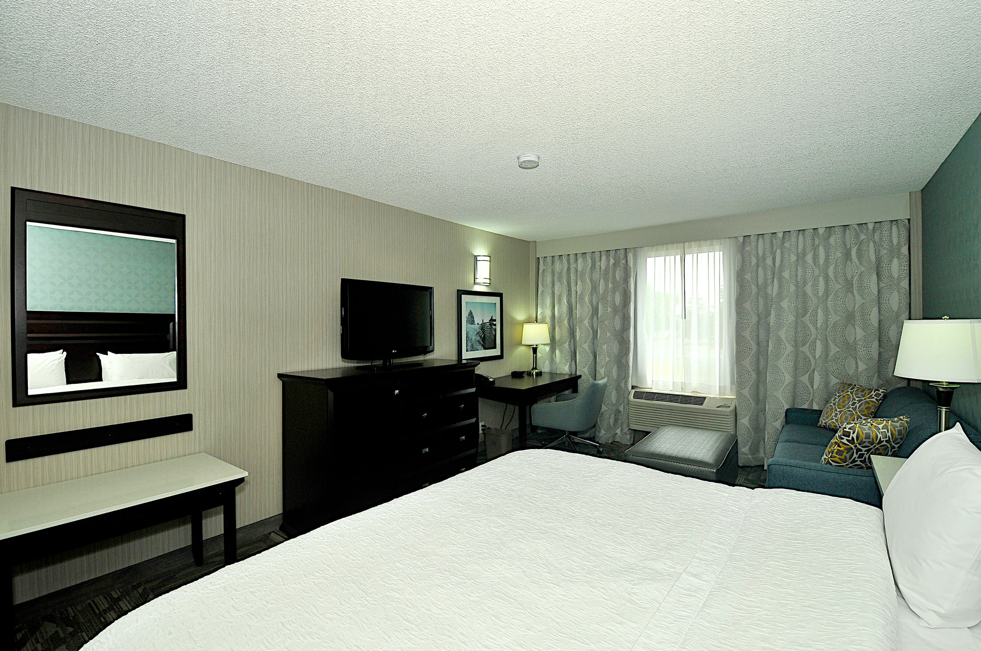 Фото Hampton Inn & Suites by Hilton Calgary Airport