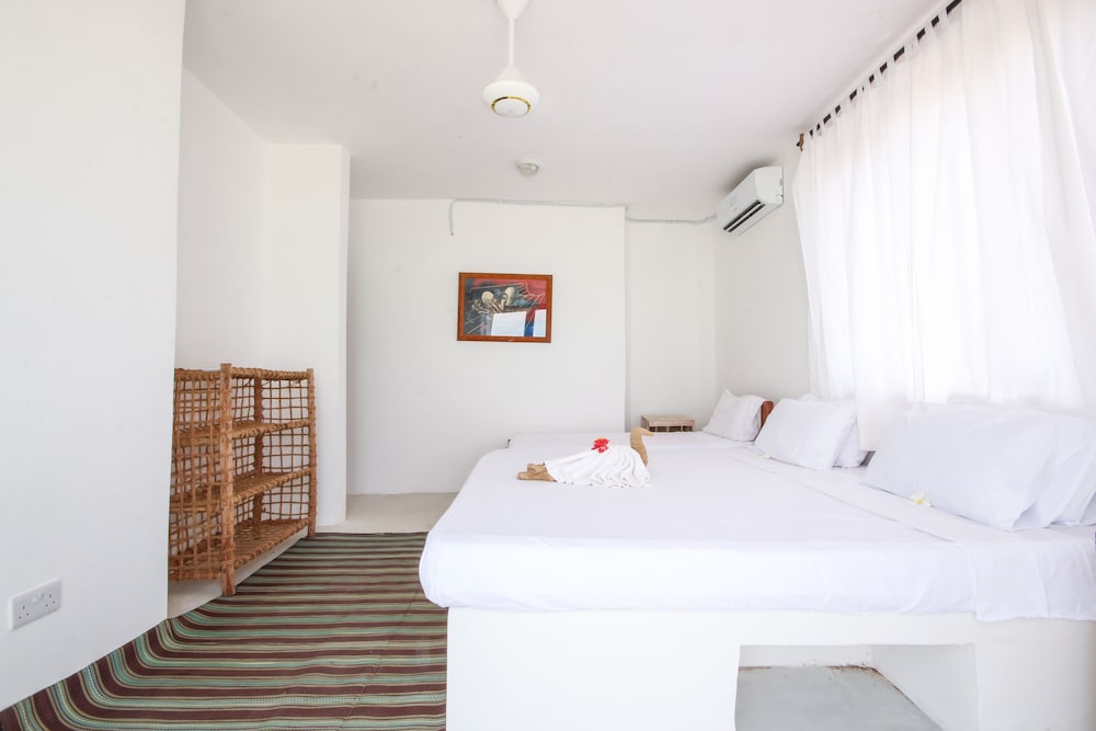 Фото Coral Rocks Hotel & Restaurant