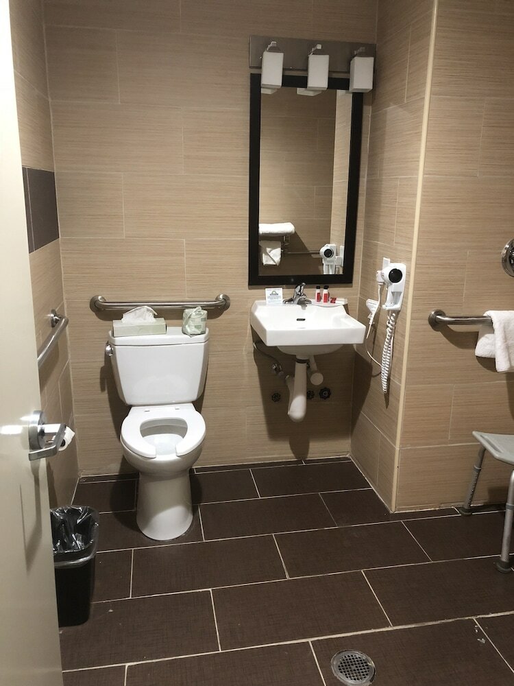 Фото Days Inn by Wyndham Brooklyn Borough Park