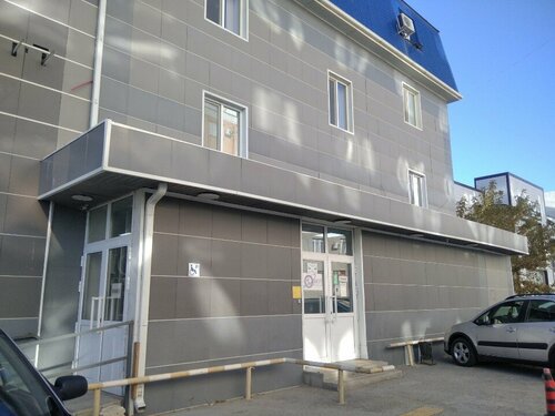 Қыздар үлкен кеуделерін шайқайды