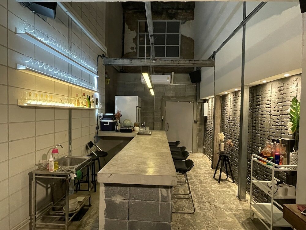 Фото Old Bar Bangkok House