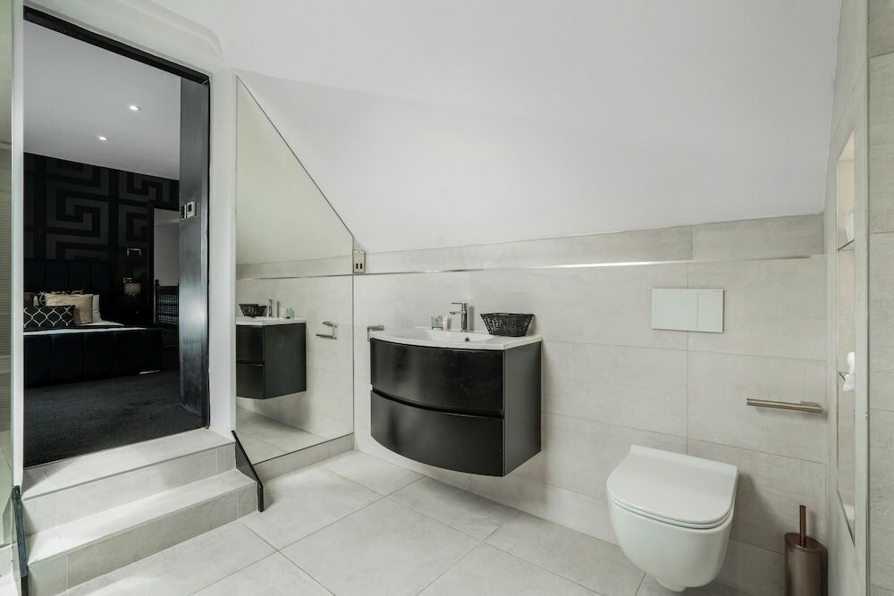 Фото Luxury Designer Mansion in West Midlands Countryside