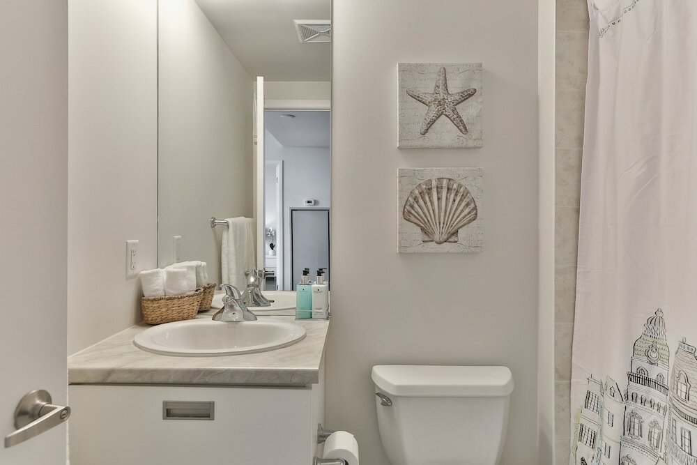 Фото Bright Sub-Penthouse on Bay St