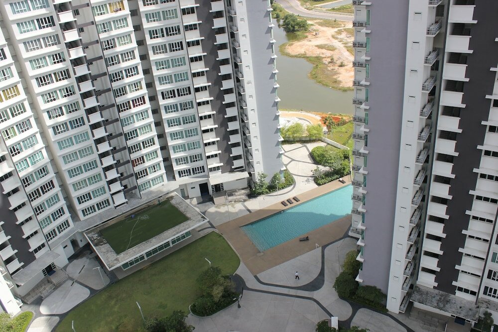 Фото City Living with Panoramic Sea Views at Danga Bay