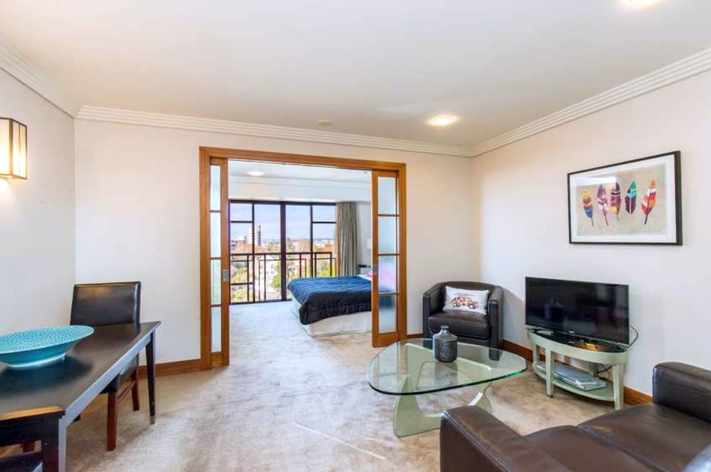 Фото Elegant Apartment With City View