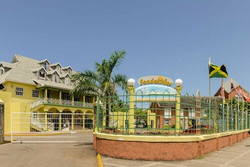 Гостиница SandCastles Deluxe Beach Resort в Очо-Риос