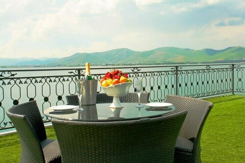 Гостиница Ной Лэнд Резорт в Дилижане