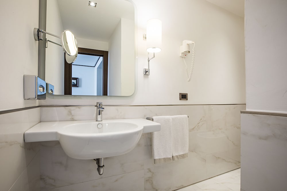 Фото The Independent Hotel