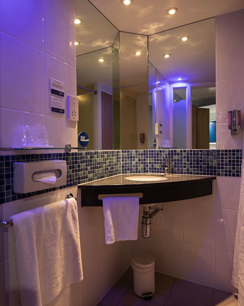 Фото Holiday Inn Express London Stansted Airport, an Ihg Hotel