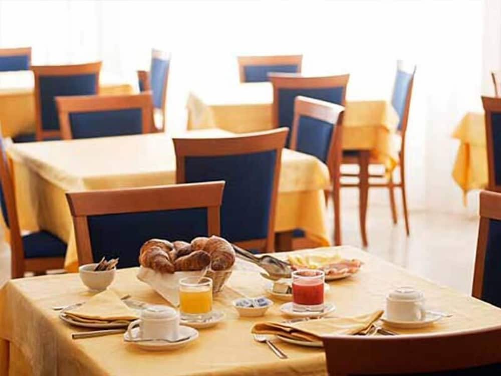 Фото Hotel Touring Falconara Marittima