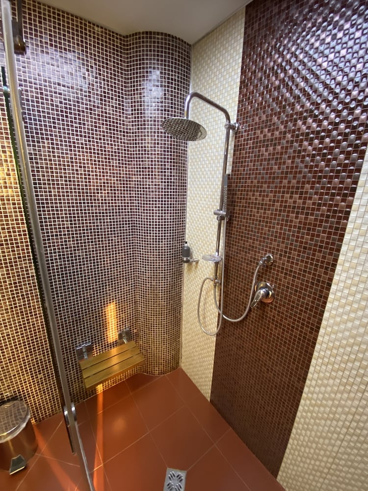 Фото The Red Bricks Hotel