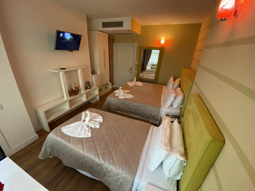 Фото The Red Bricks Hotel