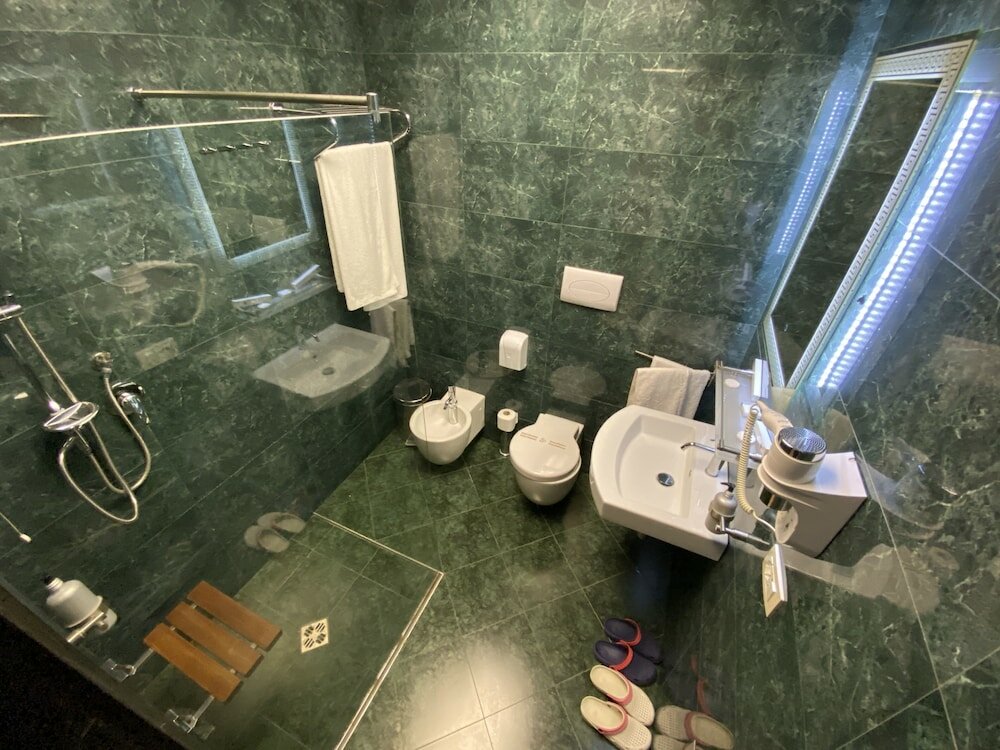 Фото The Red Bricks Hotel