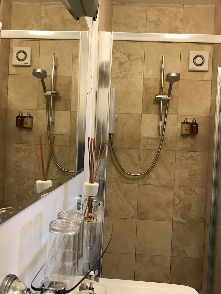 Фото Bythesea Guest House