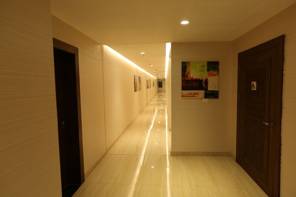 Фото M Crown Hotel