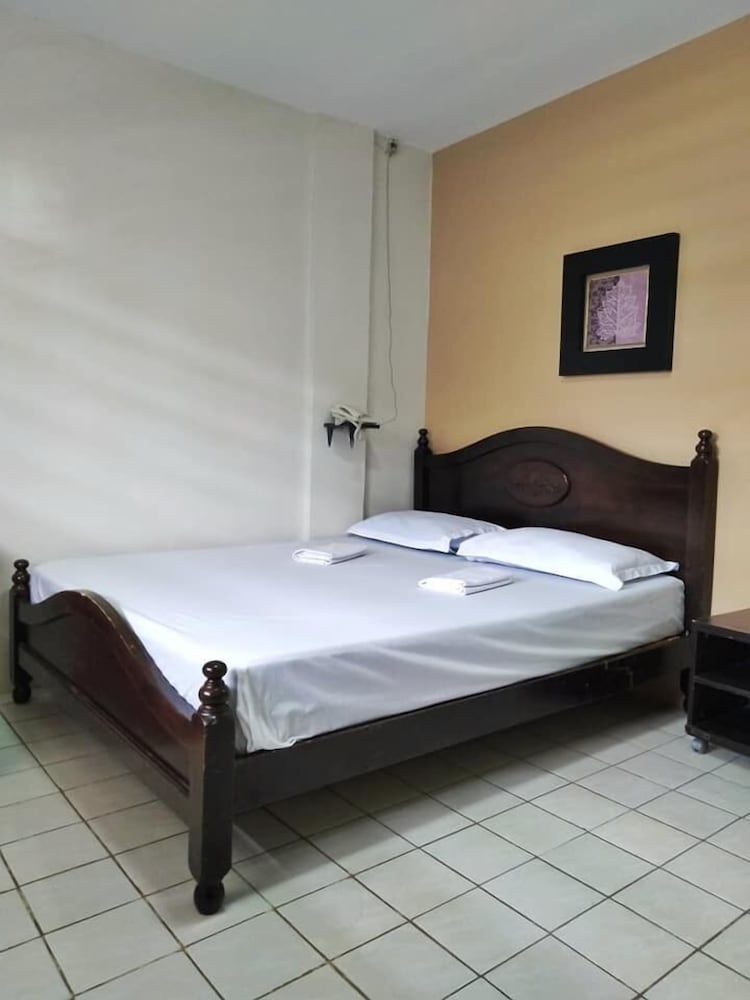 Фото Quezon Premier Hotel Lucena