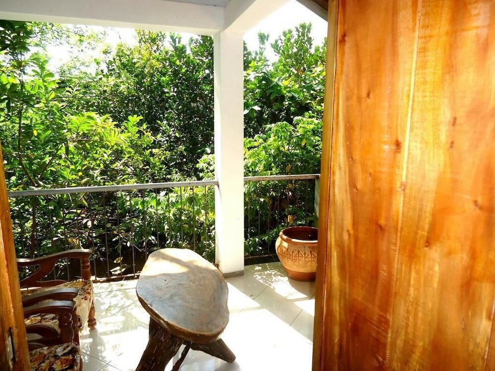 Фото New Green Hut Inn & Restaurant