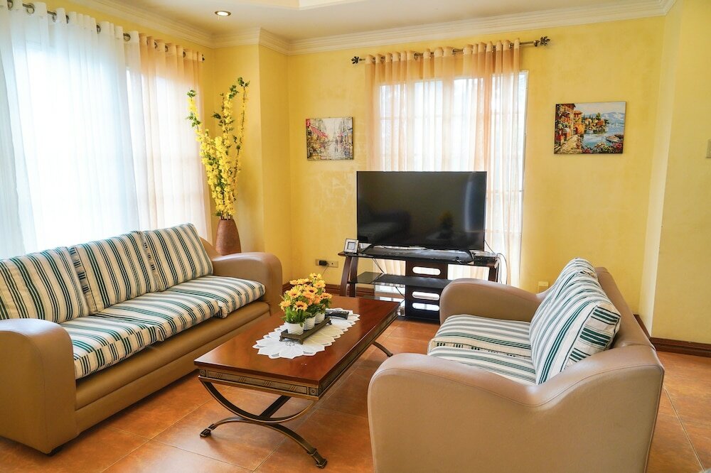 Фото Charming Tagaytay Vacation Home