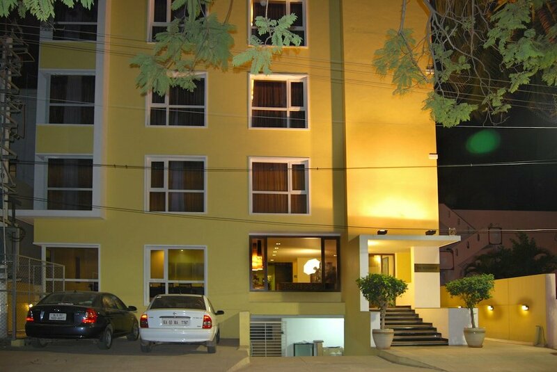 Гостиница JüSTa Indiranagar в Бангалоре
