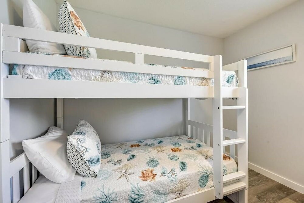 Фото Happy Herron by Book That Condo