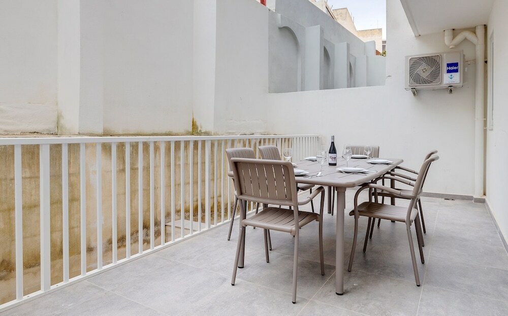 Фото Cosy Apartment Steps to St George's Bay