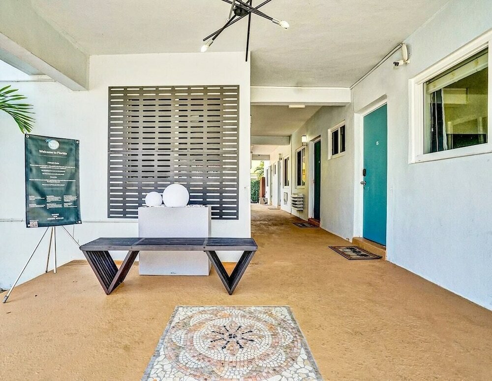 Фото Pool Holiday Retreat Dania Beach 5 min Walk