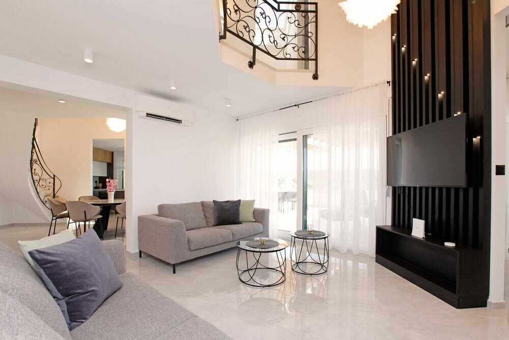 Фото Beachfront villa Senses for 12 in Milna