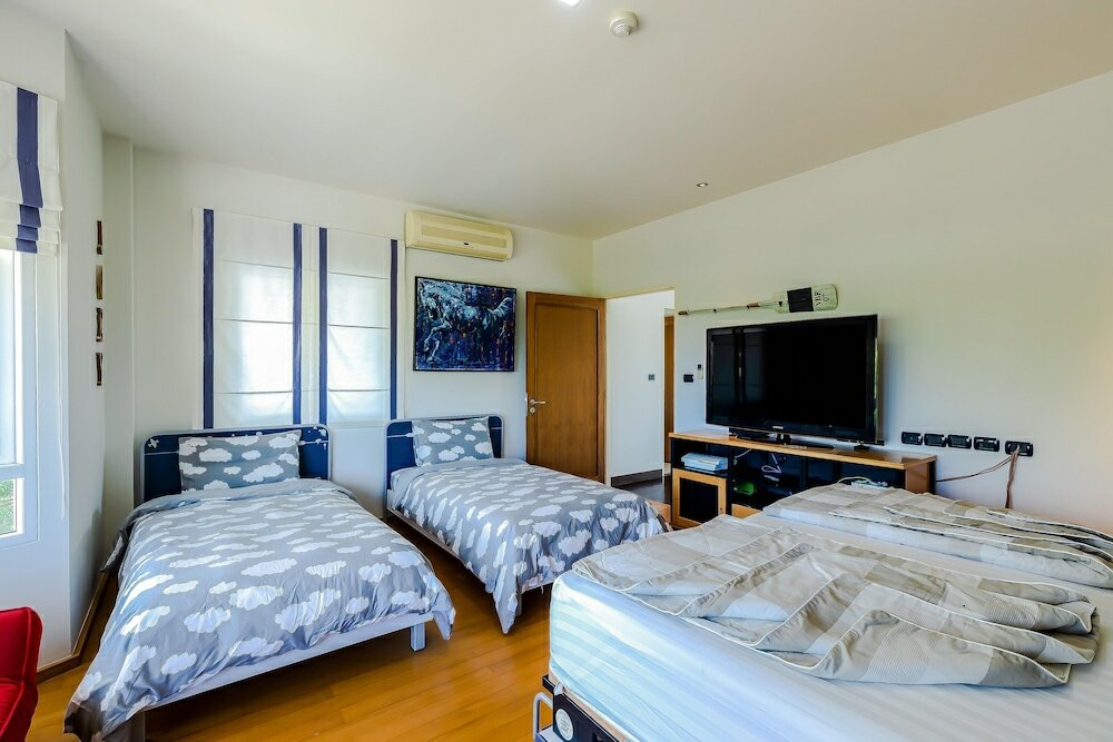 Фото Luxury Mansion 6 Br on Golf Course Jb