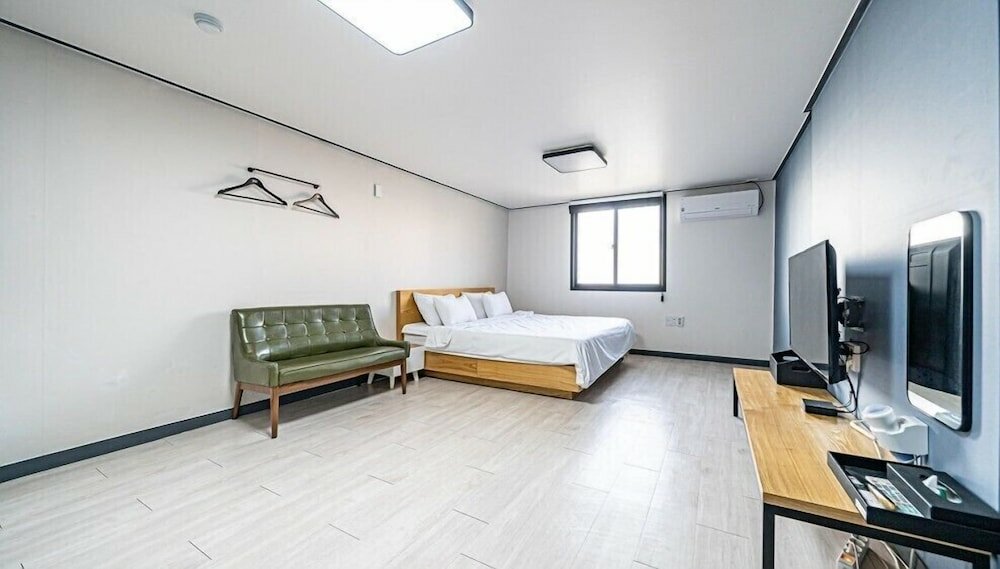 Фото Geoje Hotel Deluxe and Guest House