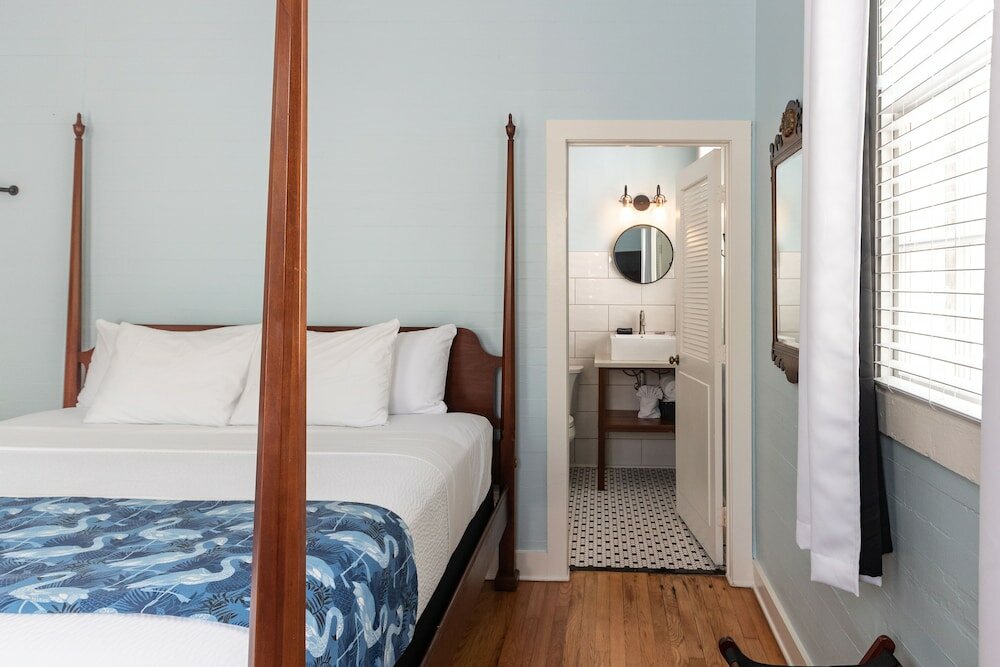 Фото The Porch on Frances Inn