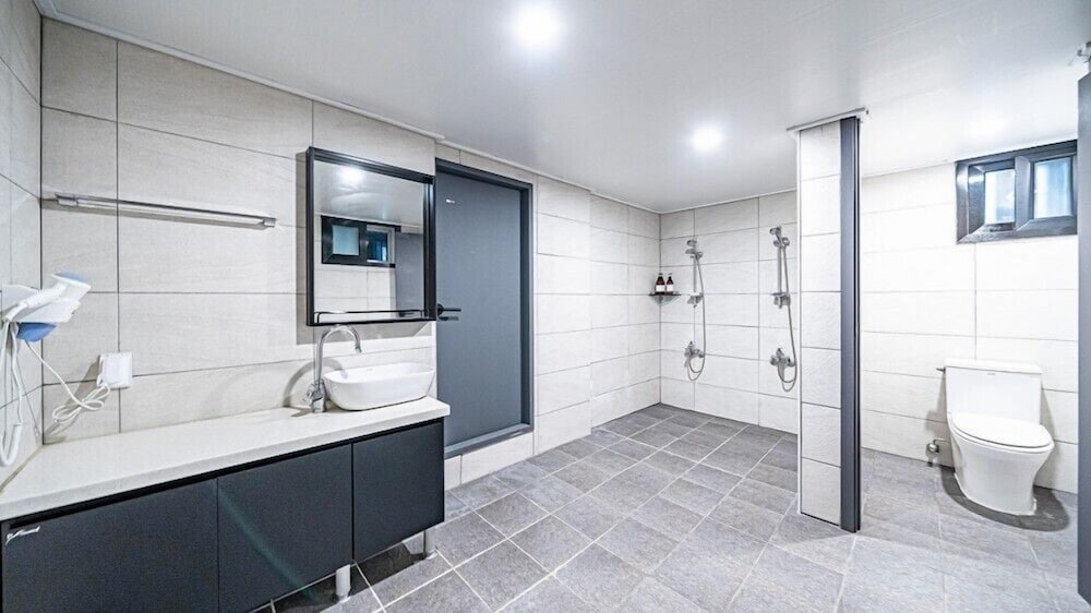 Фото Geoje Hotel Deluxe and Guest House