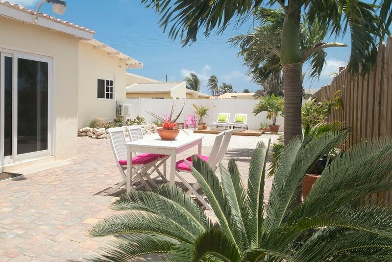 Гостиница Pauline's Apartments Aruba в Ноорде