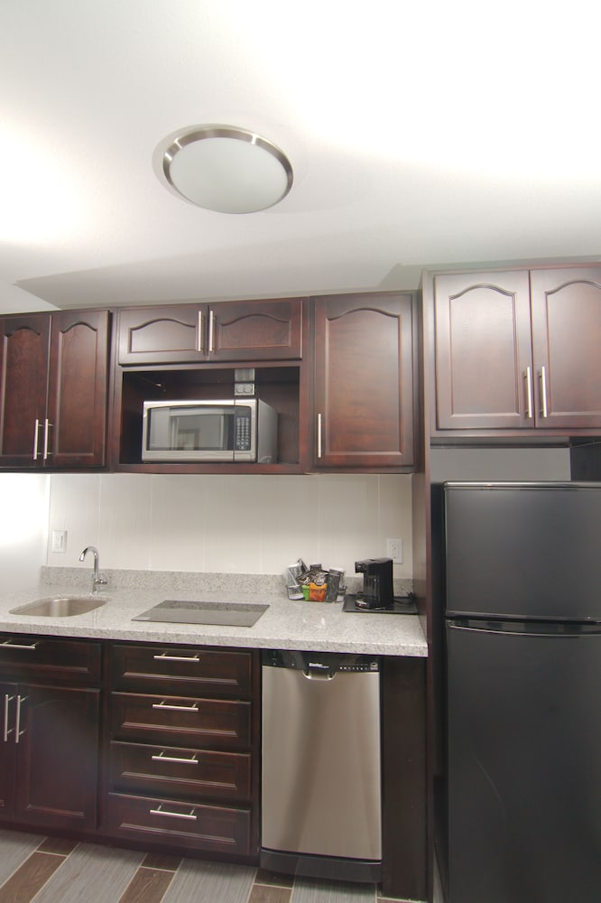 Фото Paradise Inn and Suites - Redwater