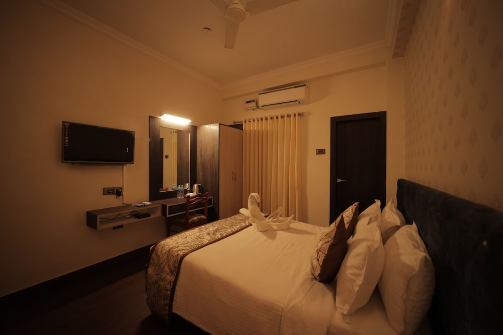 Фото Adhava Park Inn