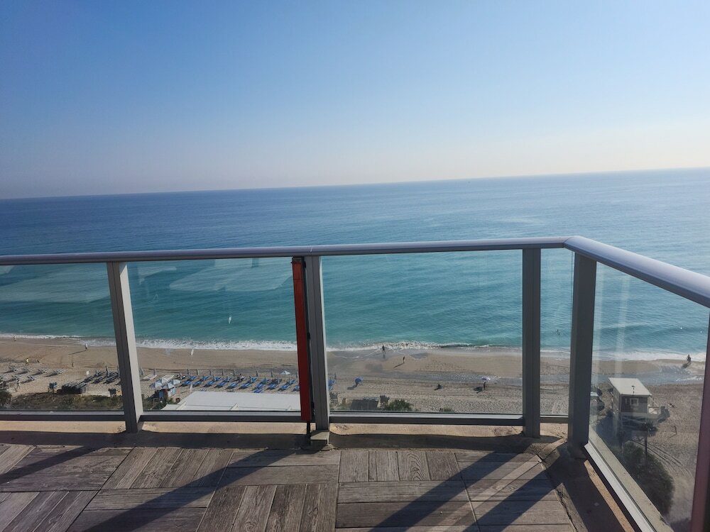 Фото Beachfront Condos at HR by Cielo Stays